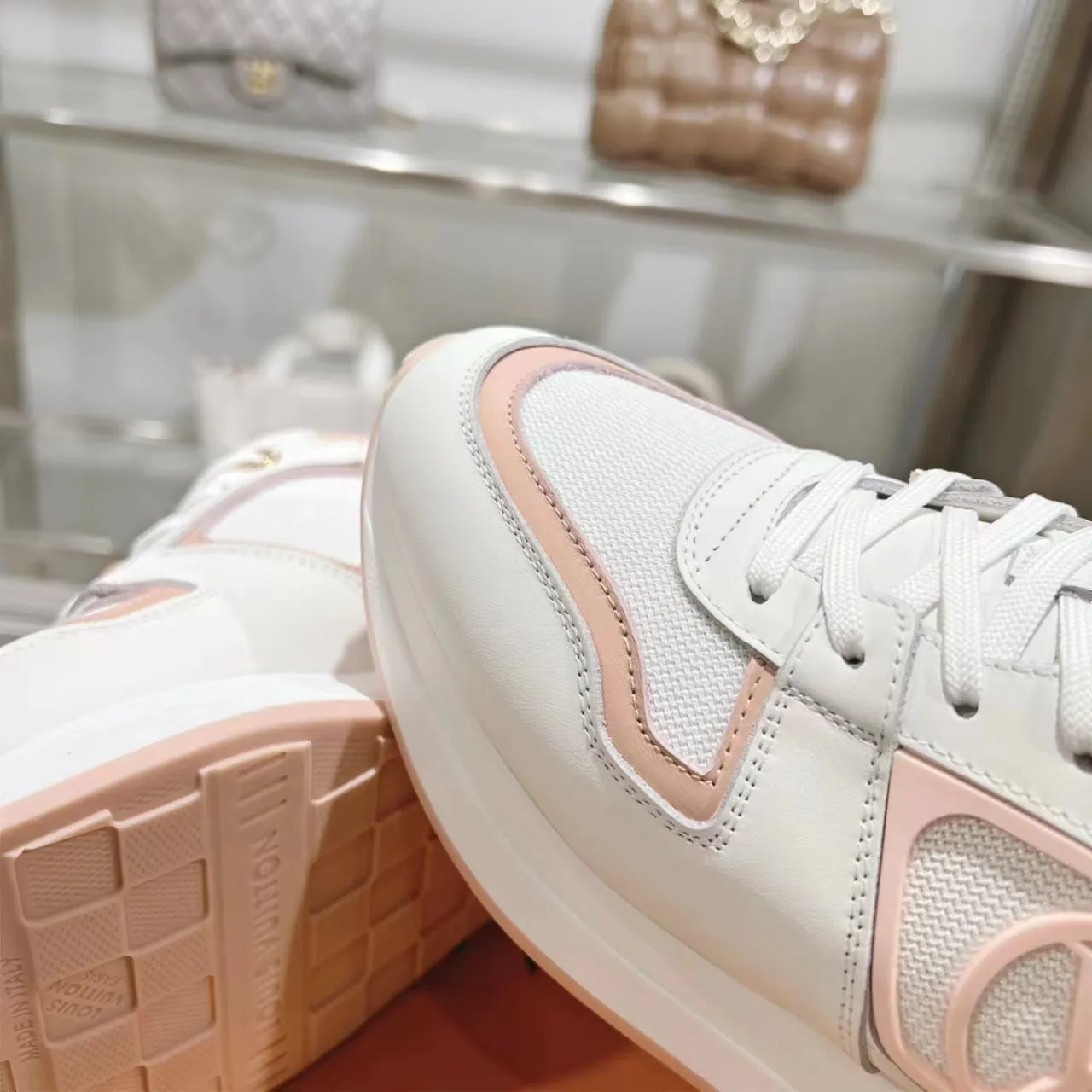 [L Family] P: 760💰Size 35-42 for women, 39-46 for men, (41.42 for women, 45.46 for men, customized) .LV Donkey Brand 🔥🔥LOUIS VUITTON Louis Vuitton's official website synchronizes the 2025 autumn and winter couple's models, which are now on the market, this Neo Run Away sneakers are inspired by running shoes, integrating LV's iconic must-have shoes into the trend. This version is a 1:1 replica of the original version. It is made of two-tone calfskin to highlight its simple lines and unique wedge outsole. Key details include the LV initials on the side and an engraved gold heel stabilizer on the back plus a 2cm hidden insole.